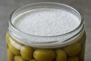 سفیدک روی آب زیتون